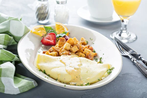 朝食のジャガイモと蟹のオムレツ — ストック写真