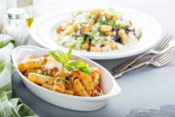 Pasta rigatoni med tomatsås — Stockfoto