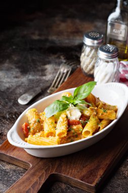 Makarna rigatoni sos domates ve mozarella