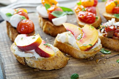 Caprese, domates ve şeftali crostini veya bruschetta kurulu