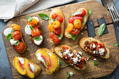 Caprese, domates ve şeftali crostini veya bruschetta kurulu