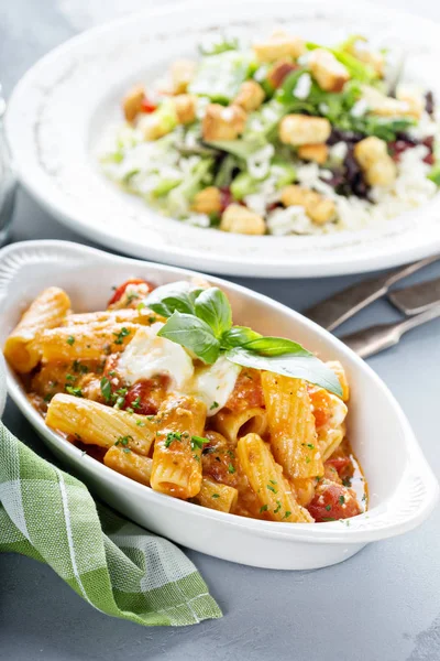 Pasta rigatoni med tomatsås — Stockfoto