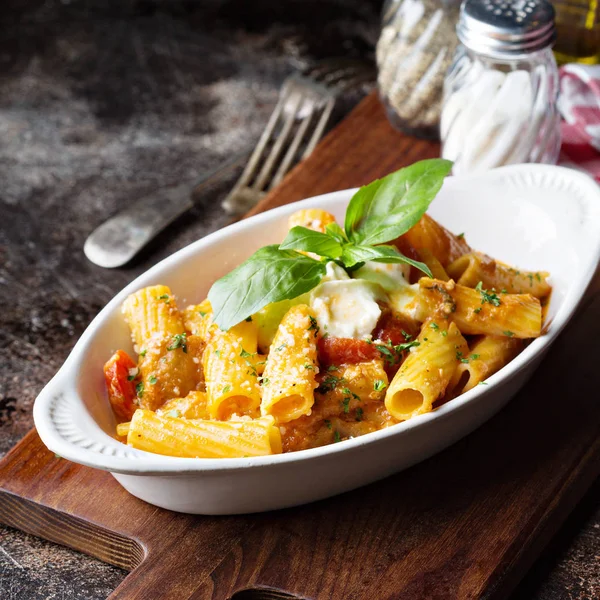 Nudeln Rigatoni mit Tomatensauce — Stockfoto