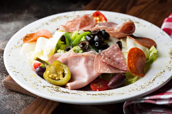 Meze tabağı ile peynir ve et