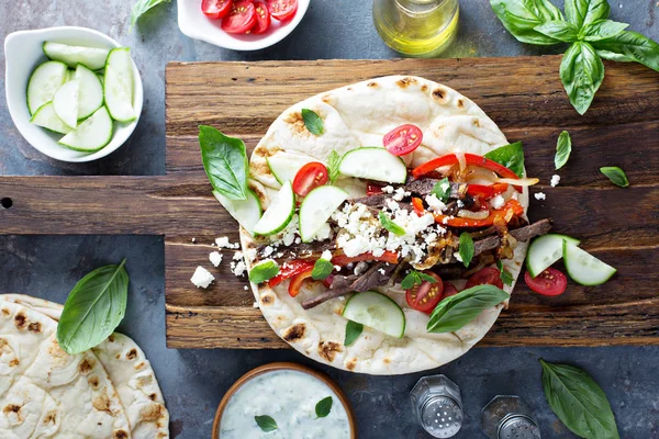 Flatbread with beef and vegetables — Stock Photo, Image