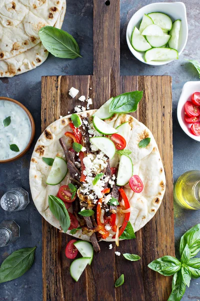 Flatbread with beef and vegetables — Stock Photo, Image