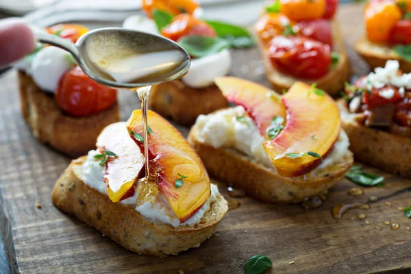 Crostini veya bruschetta ricotta ve şeftali