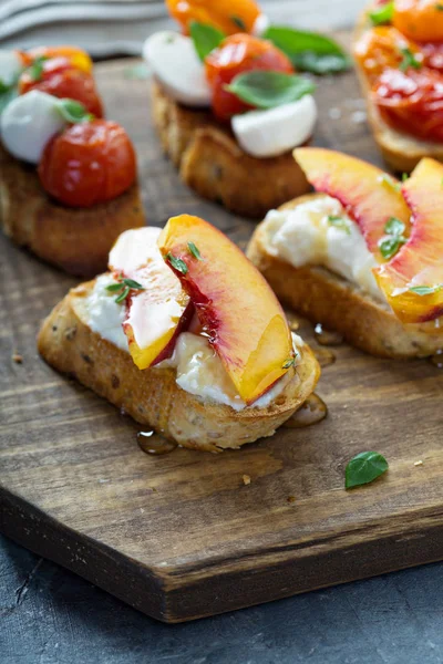 Crostini veya bruschetta ricotta ve şeftali