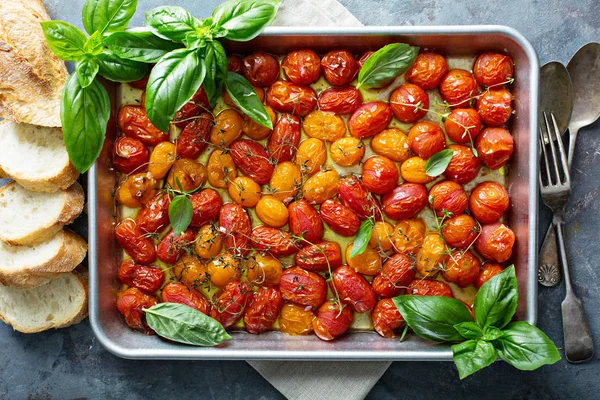 Pieczone pomidory cherry z ziołami — Zdjęcie stockowe