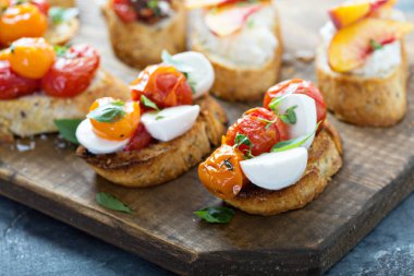 Kavrulmuş domates ile yapılan caprese crostini veya bruschetta kurula