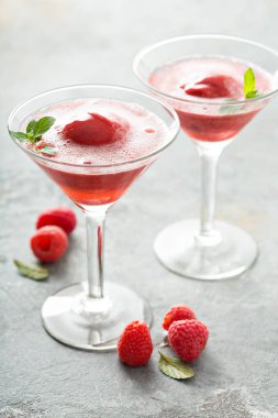 Ahududu sorbe gül yüzen