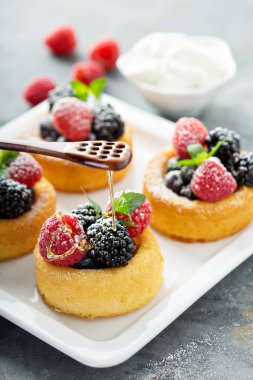 Tatlı su bardağı taze çilek ile