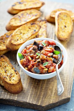 Sarımsaklı ekmek ile patlıcan caponata