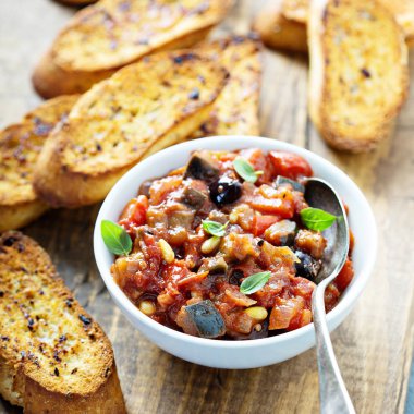 Sarımsaklı ekmek ile patlıcan caponata