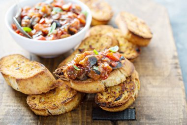 Sarımsaklı ekmek ile patlıcan caponata