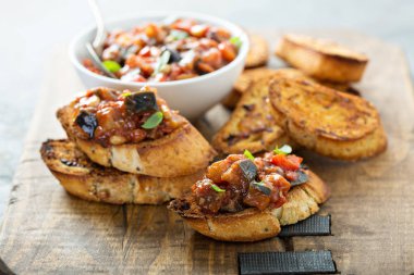 Sarımsaklı ekmek ile patlıcan caponata