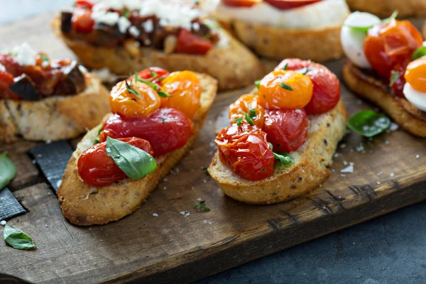 Crostini veya bruschetta kurulu Közlenmiş Domates ve otlar ile