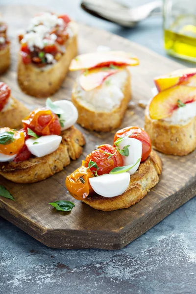 Kavrulmuş domates ile yapılan caprese crostini veya bruschetta kurula
