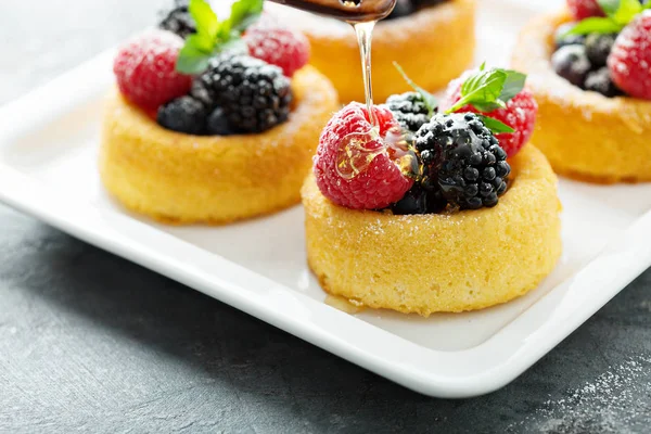 Tatlı su bardağı taze çilek ile