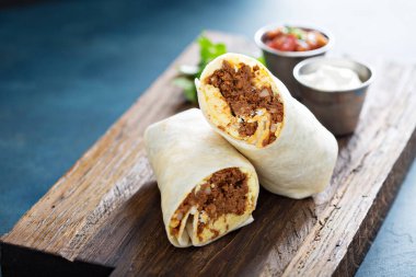 Chorizo ve yumurta ile kahvaltı börek