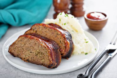 Köfte ve patates püresi.