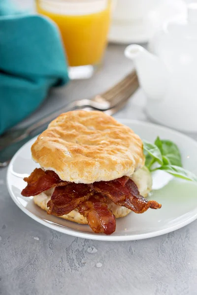 Biscoito de pequeno-almoço com bacon — Fotografia de Stock