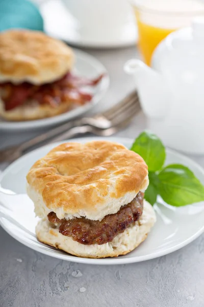 Galletas de desayuno con salchichas y tocino — Foto de Stock