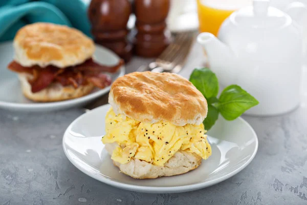 Galletas de desayuno con huevos revueltos suaves y tocino — Foto de Stock