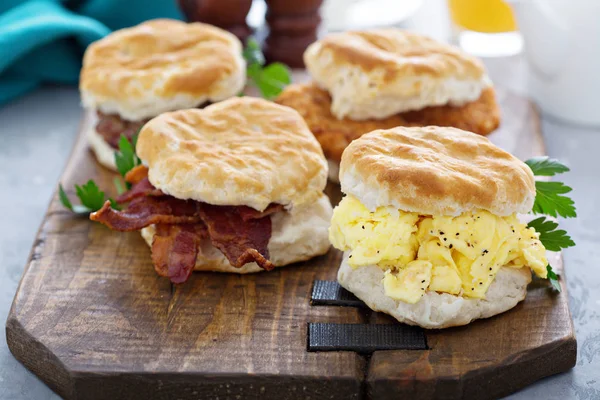 Galletas de desayuno con huevos revueltos suaves y tocino — Foto de Stock