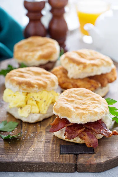 Galletas de desayuno con huevos revueltos suaves y tocino — Foto de Stock