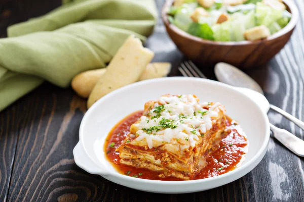 Traditionell lasagne på vit platta — Stockfoto