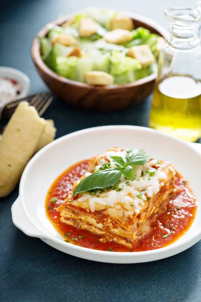 Lasaña tradicional en plato blanco — Foto de Stock