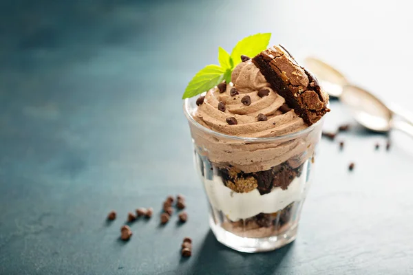 Dessert bagatelle au chocolat dans un verre — Photo