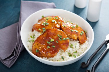 tatlı ve ekşi tavuk pilav ile