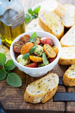 Caprese bruschetta pesto ile