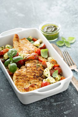 Caprese ile ızgara tavuk