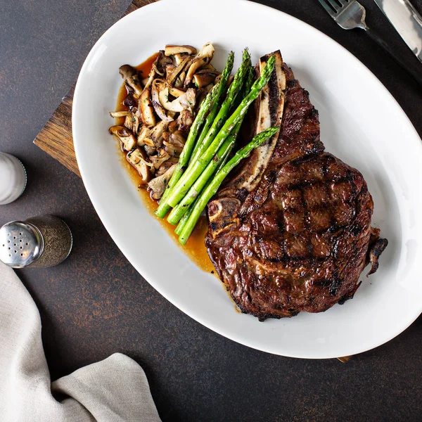 Steak de boeuf aux asperges et champignons — Photo