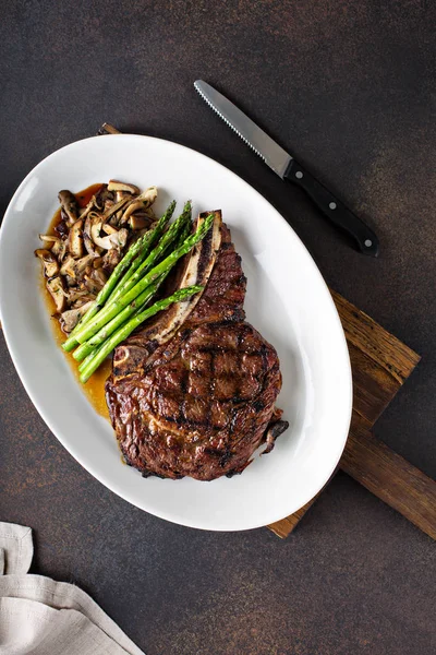 Sığır eti biftek kuşkonmaz ve mantar ile