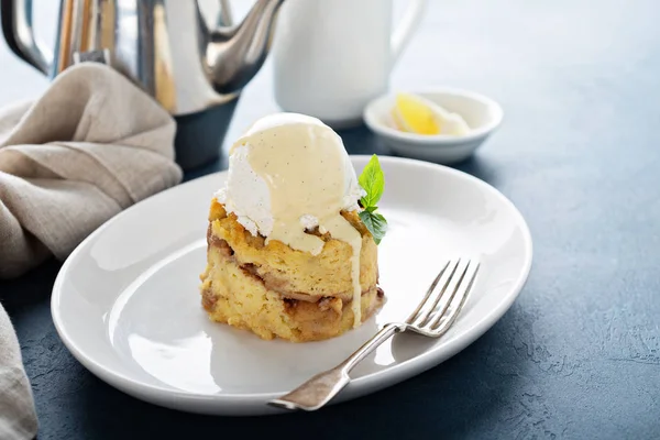 Apple bread pudding with vanilla ice cream — Stock Photo, Image