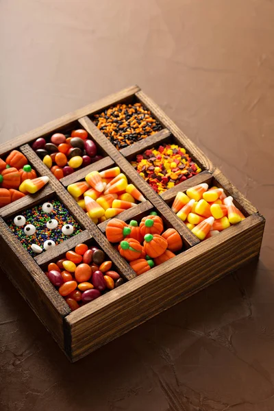 Цукерки на Хеллоуїн в дерев'яній коробці — стокове фото