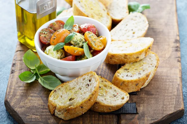 Caprese bruschetta z pesto — Zdjęcie stockowe