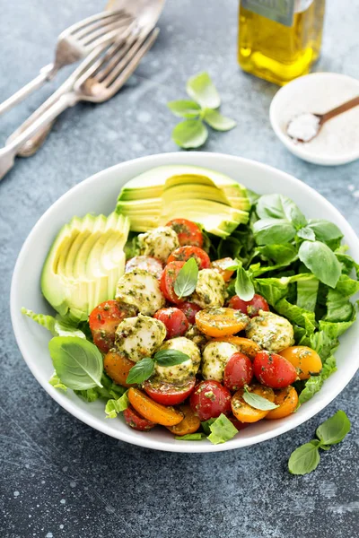 Ensalada de aguacate caprese con pesto de albahaca —  Fotos de Stock