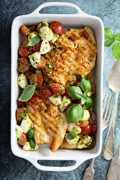 Caprese ile ızgara tavuk