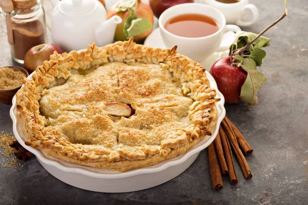 Tarta de manzana con hojas cortadas — Foto de Stock