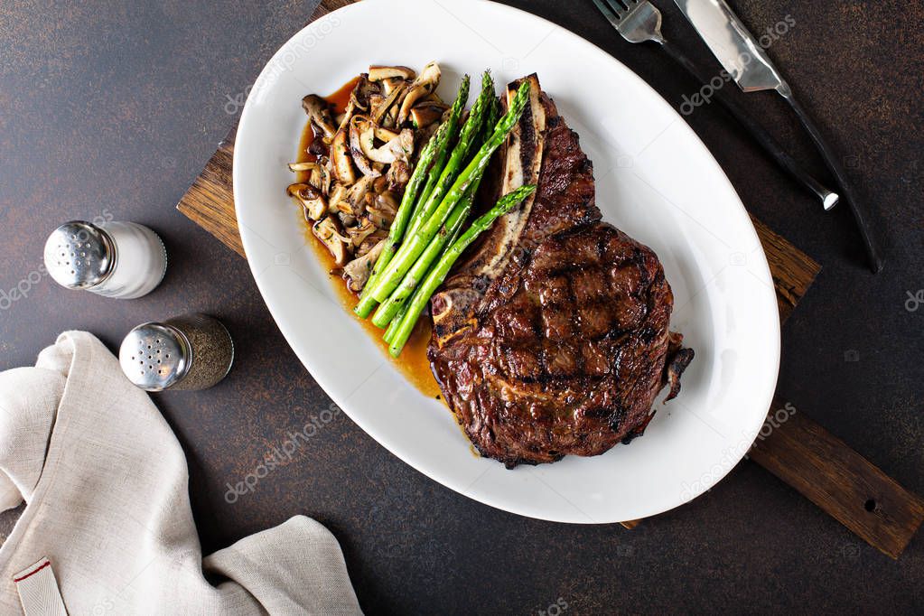 Beef steak with asparagus and mushrooms