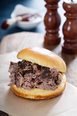 Barbekü göğüs etini sandviç