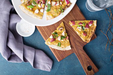 Gözleme veya pizza ile kavrulmuş turp