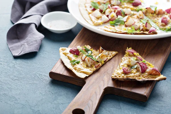 Flatbread or pizza with roasted radishes — Stock Photo, Image