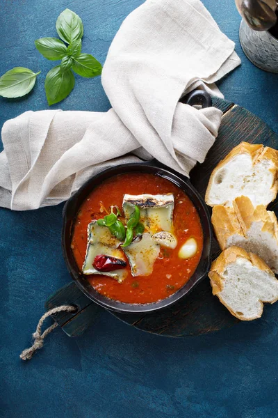 Geroosterde kaas in tomatensaus — Stockfoto