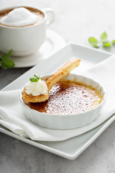 Dessert alla creme brulee con una tazza di cappuccino — Foto Stock